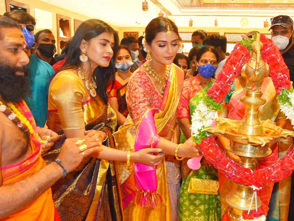 Actress Payal Rajput and Hebah Patel Inaugurates Chennai Shopping Mall IN Nizamabad Photo Gallery - Sakshi8