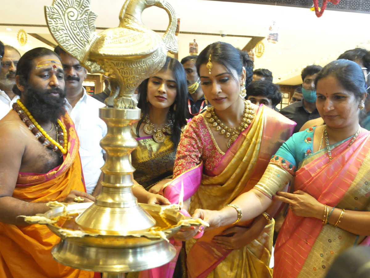 Actress Payal Rajput and Hebah Patel Inaugurates Chennai Shopping Mall IN Nizamabad Photo Gallery - Sakshi9