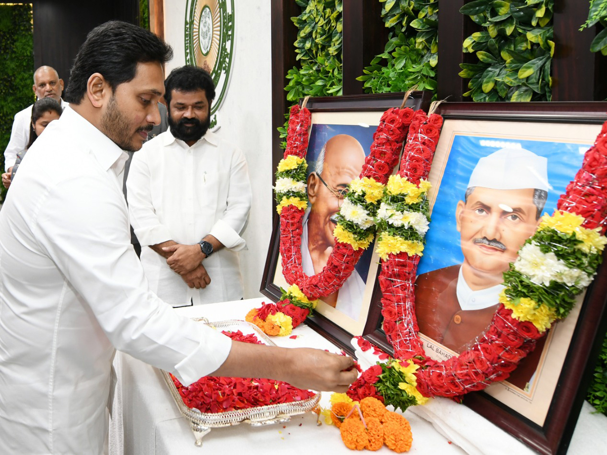 President Kovind, PM Modi pay tribute to Mahatma Gandhi at Rajghat - Sakshi7