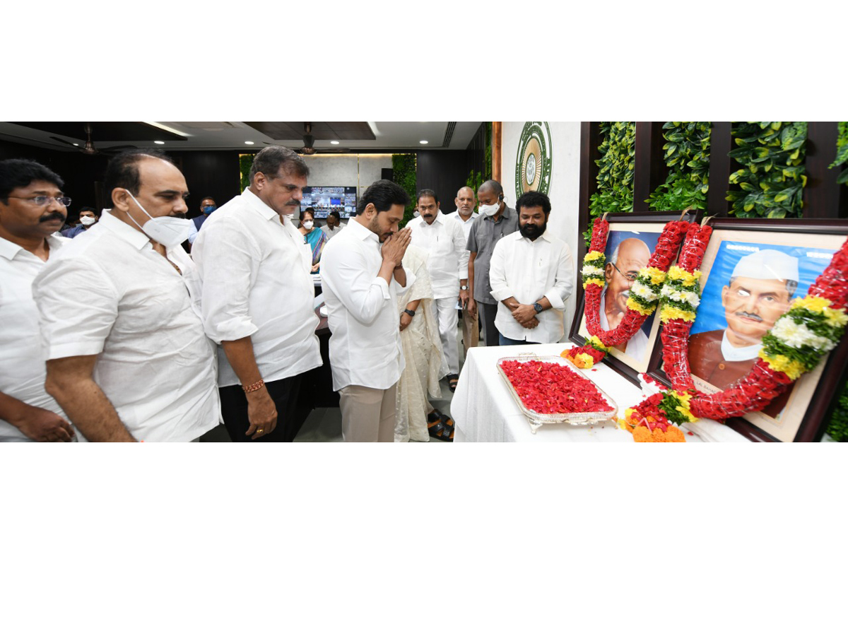 President Kovind, PM Modi pay tribute to Mahatma Gandhi at Rajghat - Sakshi8