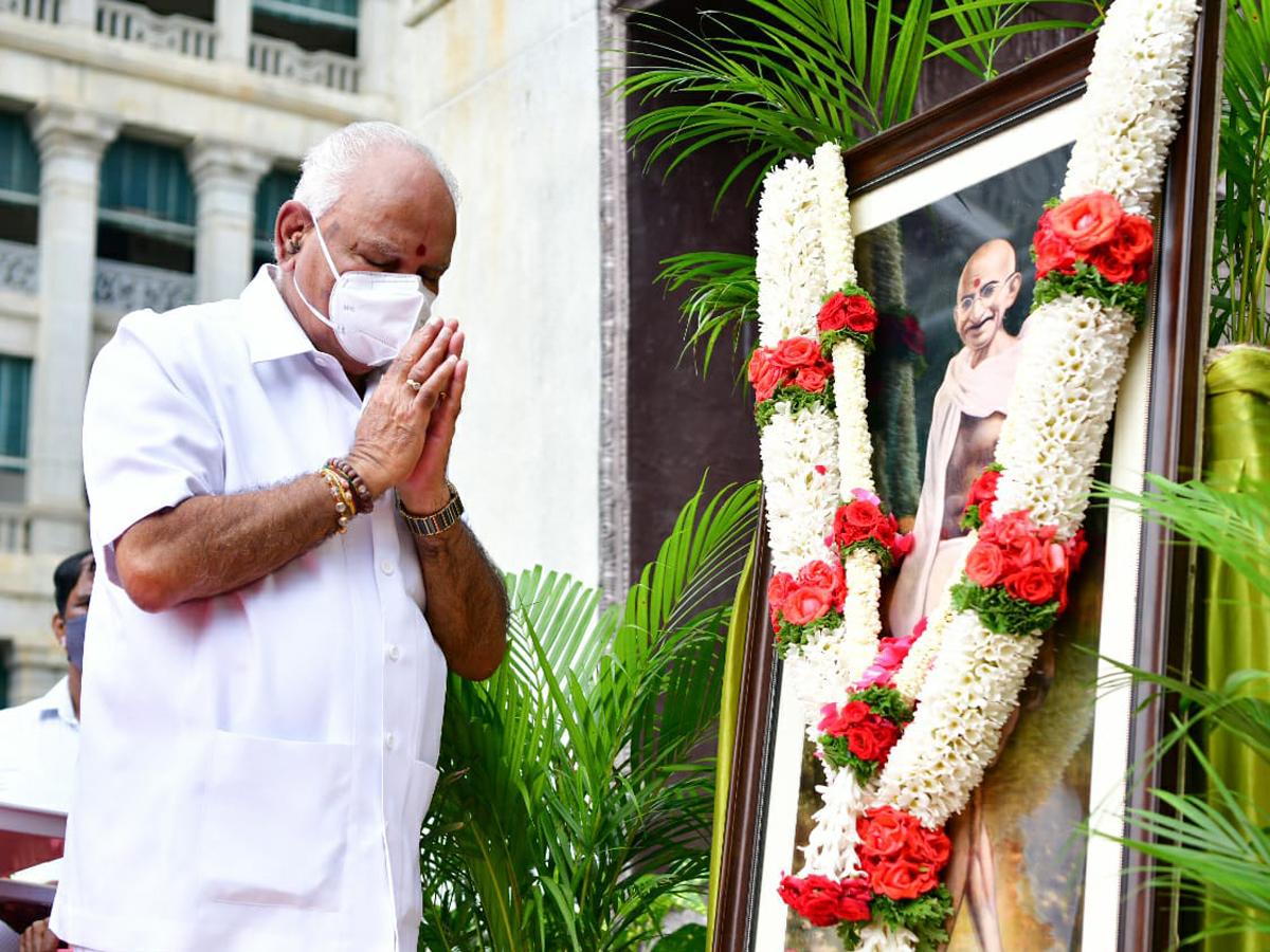 President Kovind, PM Modi pay tribute to Mahatma Gandhi at Rajghat - Sakshi9