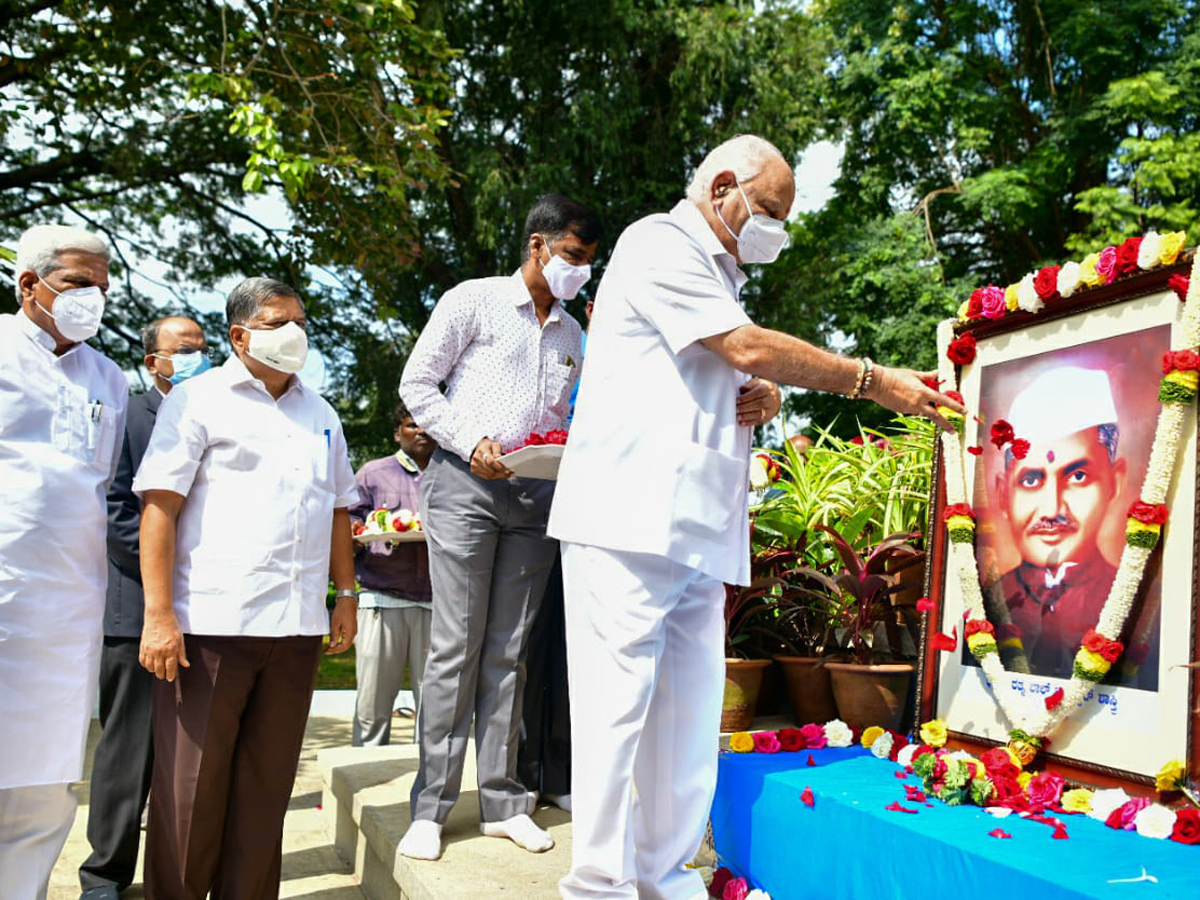 President Kovind, PM Modi pay tribute to Mahatma Gandhi at Rajghat - Sakshi10