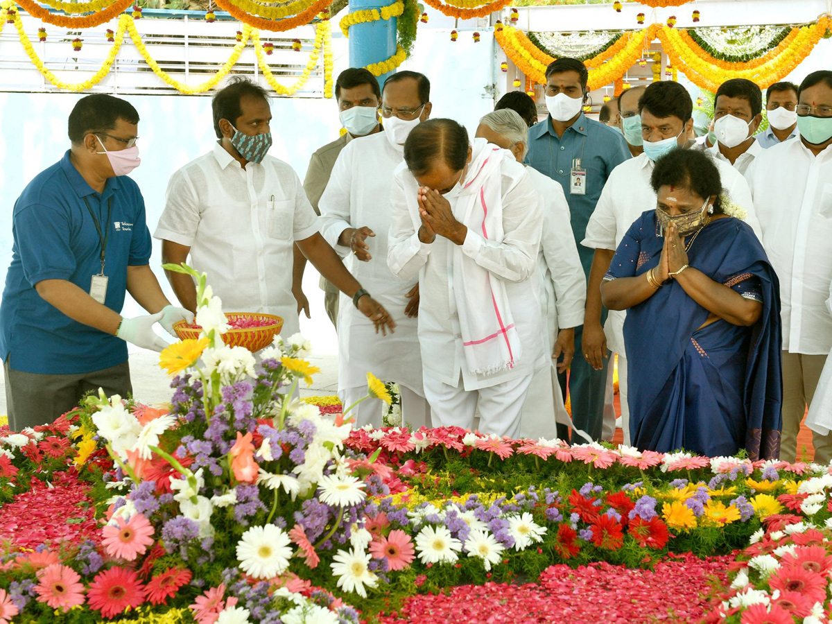 President Kovind, PM Modi pay tribute to Mahatma Gandhi at Rajghat - Sakshi11