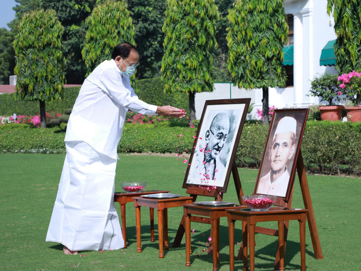 President Kovind, PM Modi pay tribute to Mahatma Gandhi at Rajghat - Sakshi12