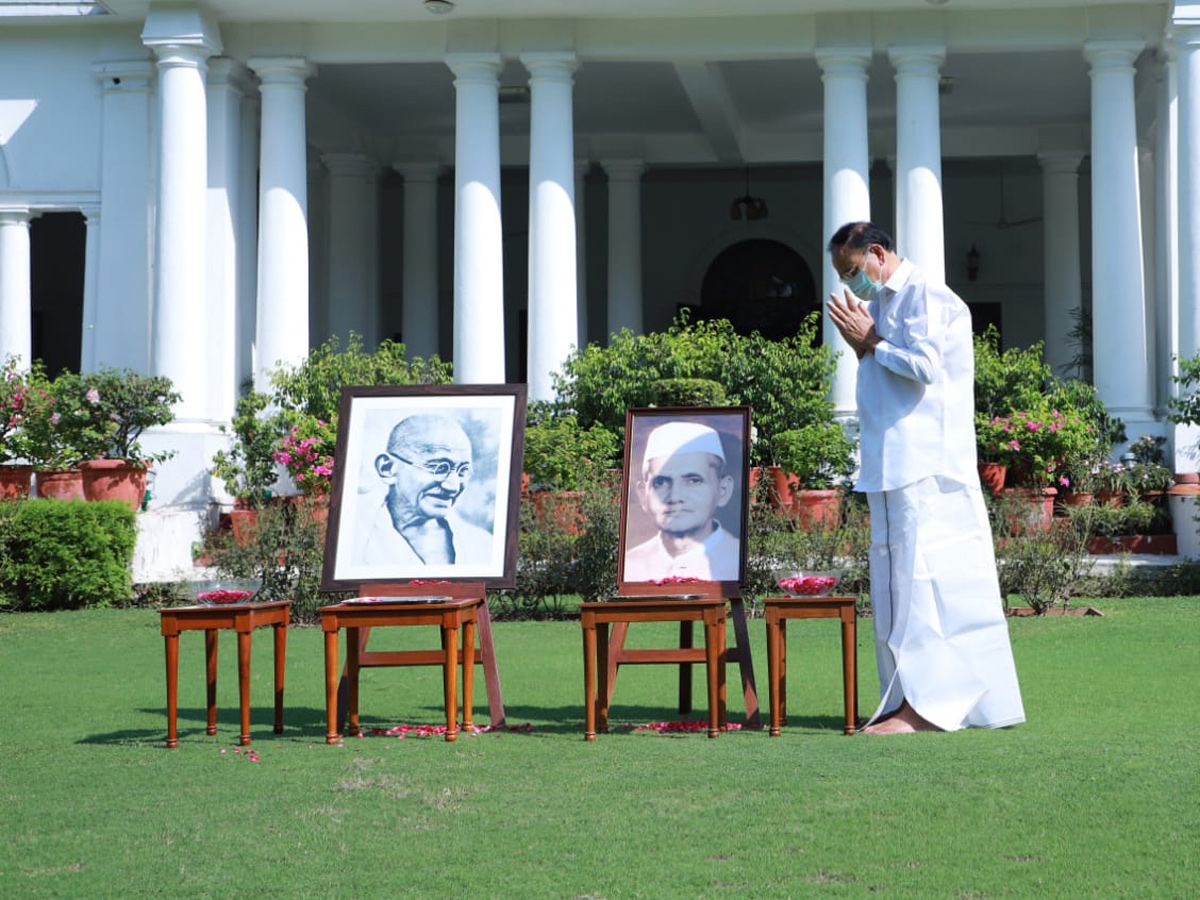 President Kovind, PM Modi pay tribute to Mahatma Gandhi at Rajghat - Sakshi13