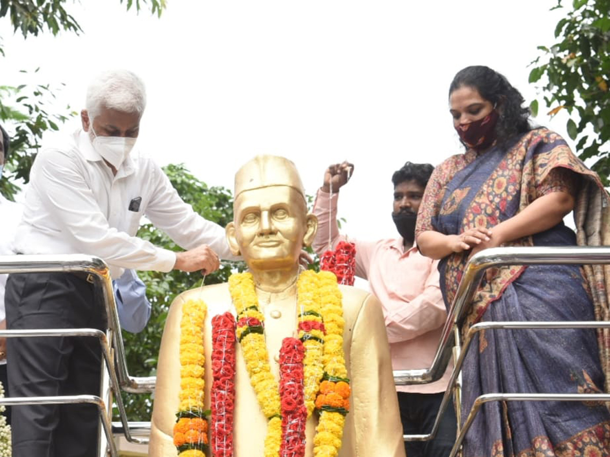 President Kovind, PM Modi pay tribute to Mahatma Gandhi at Rajghat - Sakshi6