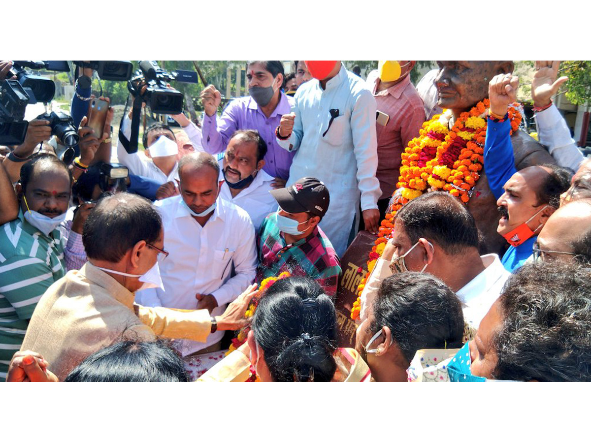 President Kovind, PM Modi pay tribute to Mahatma Gandhi at Rajghat - Sakshi14