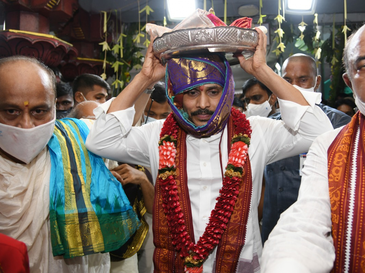 CM YS Jagan offers pattu vastralu to goddess kanaka durga Photo Gallery - Sakshi1