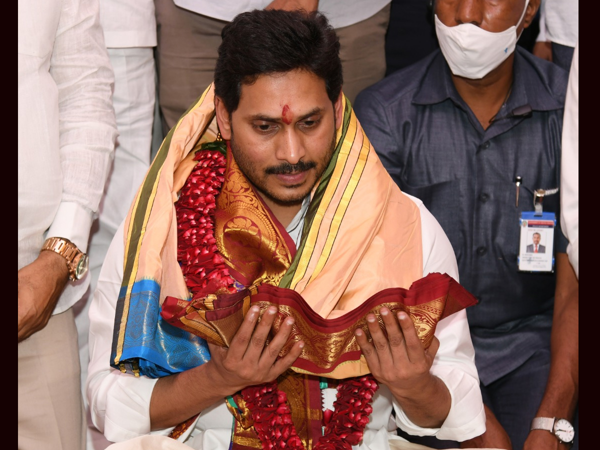 CM YS Jagan offers pattu vastralu to goddess kanaka durga Photo Gallery - Sakshi9