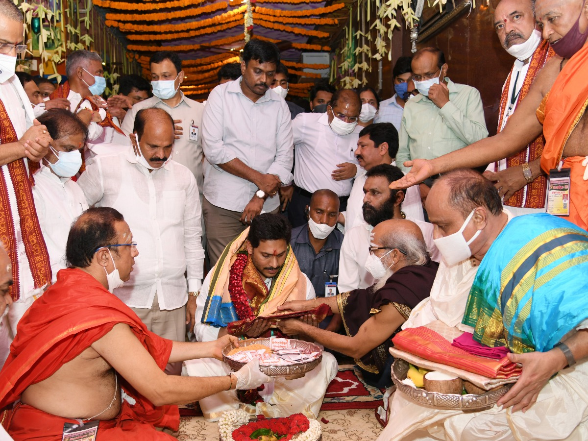 CM YS Jagan offers pattu vastralu to goddess kanaka durga Photo Gallery - Sakshi10