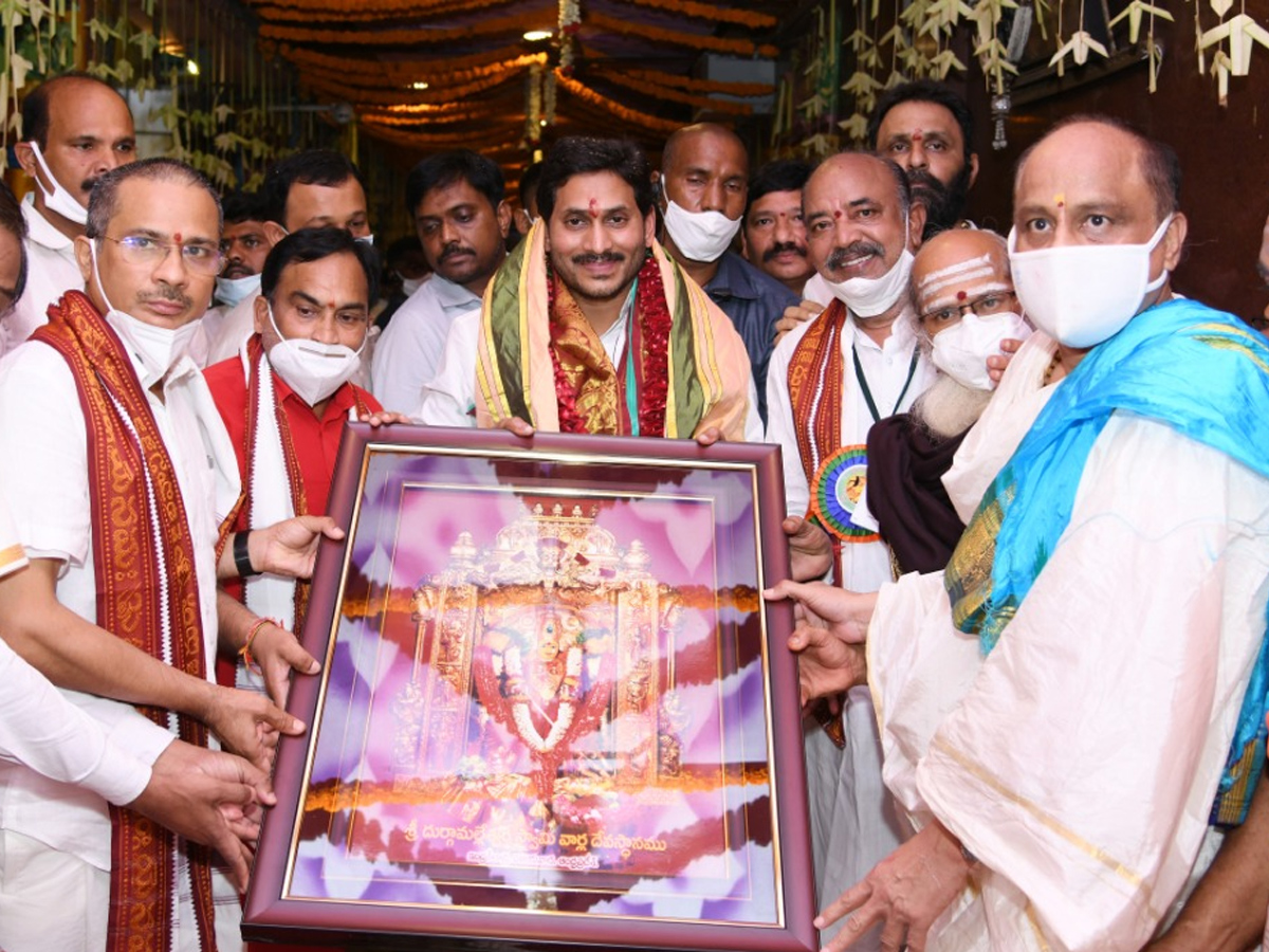 CM YS Jagan offers pattu vastralu to goddess kanaka durga Photo Gallery - Sakshi11