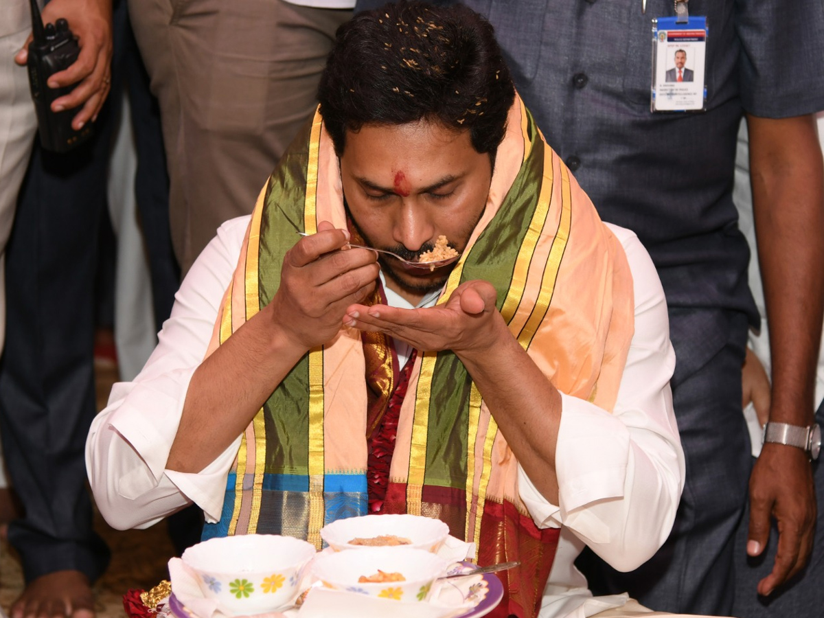 CM YS Jagan offers pattu vastralu to goddess kanaka durga Photo Gallery - Sakshi12