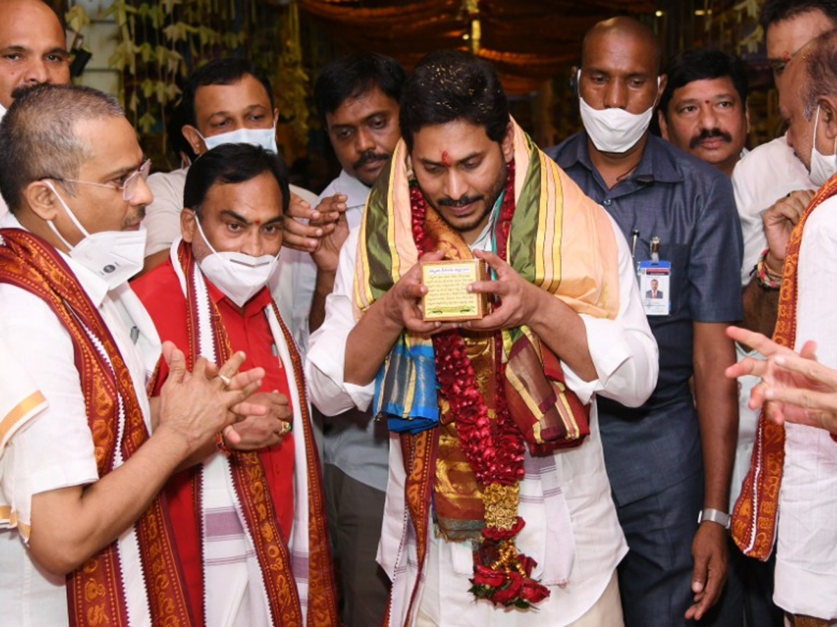 CM YS Jagan offers pattu vastralu to goddess kanaka durga Photo Gallery - Sakshi13