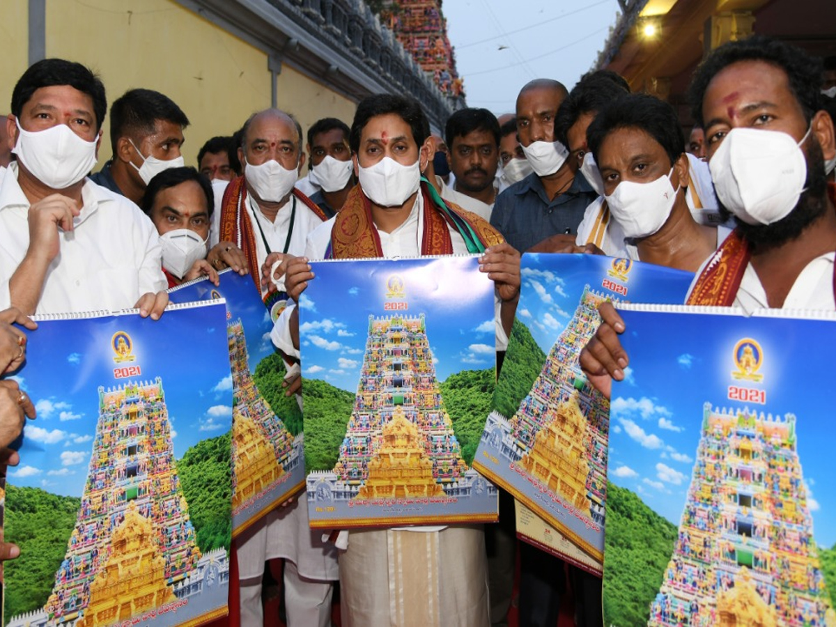 CM YS Jagan offers pattu vastralu to goddess kanaka durga Photo Gallery - Sakshi14