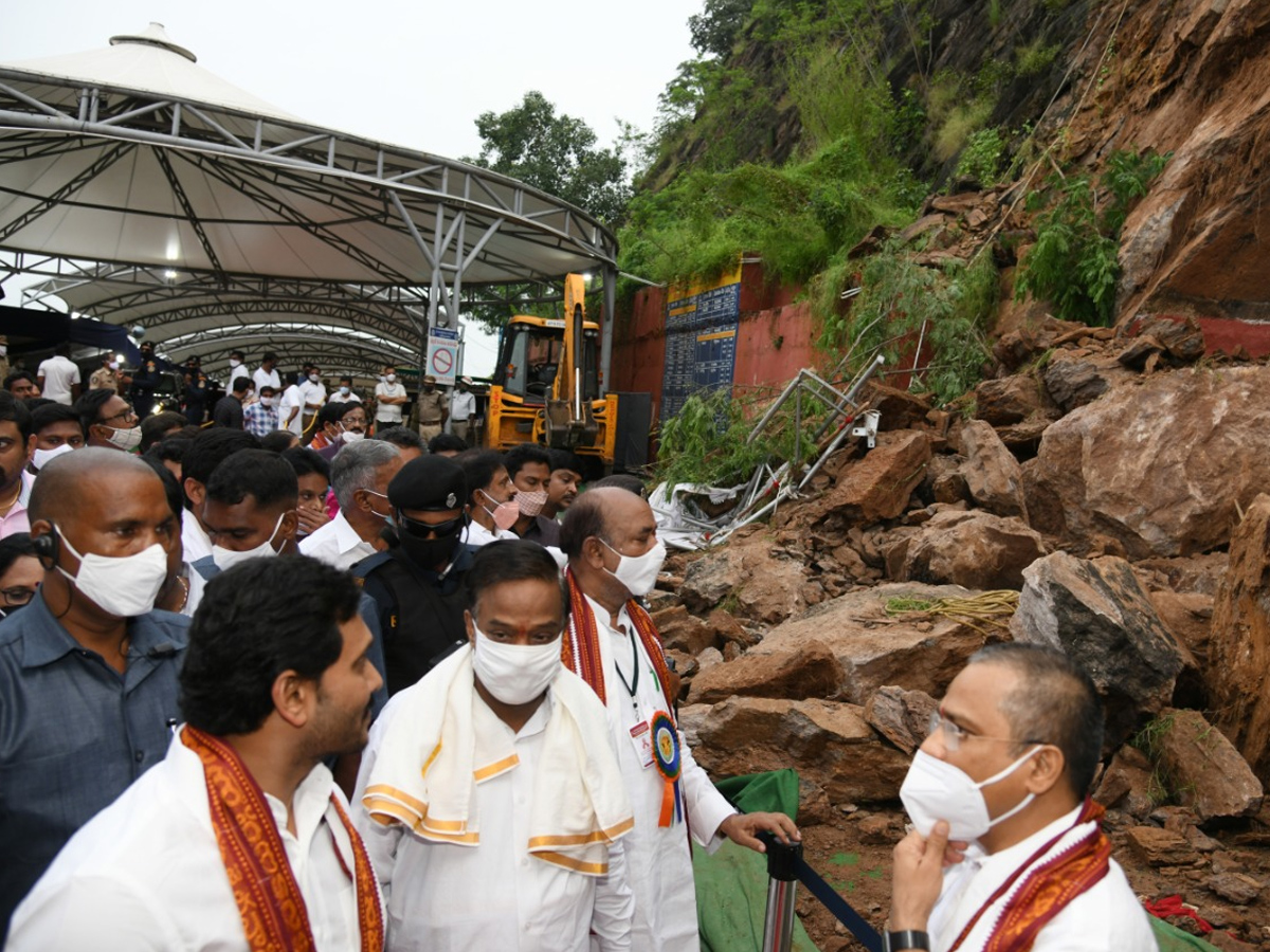 CM YS Jagan offers pattu vastralu to goddess kanaka durga Photo Gallery - Sakshi15