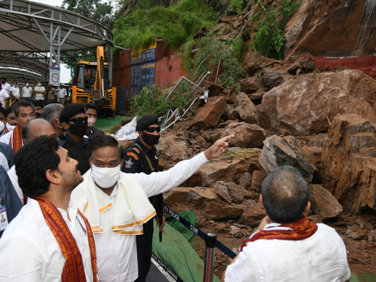 CM YS Jagan offers pattu vastralu to goddess kanaka durga Photo Gallery - Sakshi16