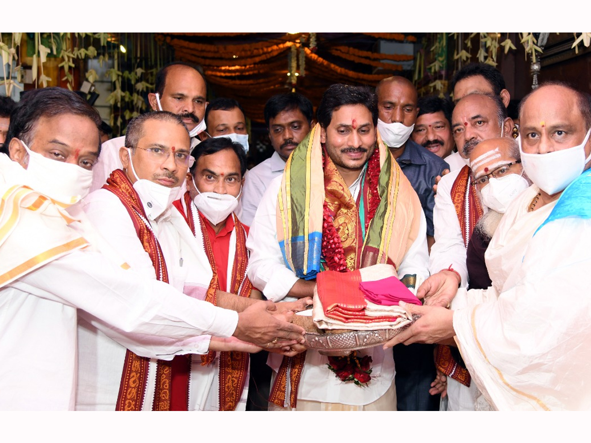 CM YS Jagan offers pattu vastralu to goddess kanaka durga Photo Gallery - Sakshi17