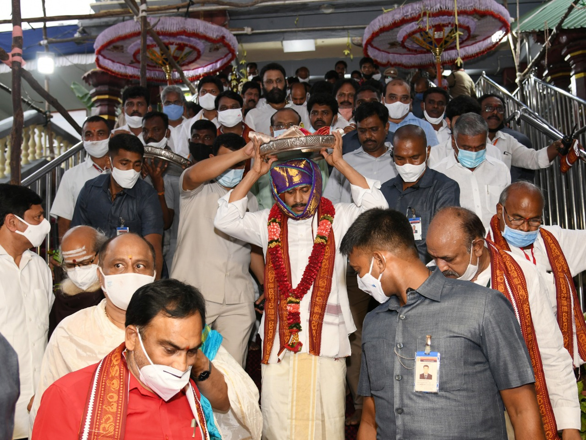 CM YS Jagan offers pattu vastralu to goddess kanaka durga Photo Gallery - Sakshi3