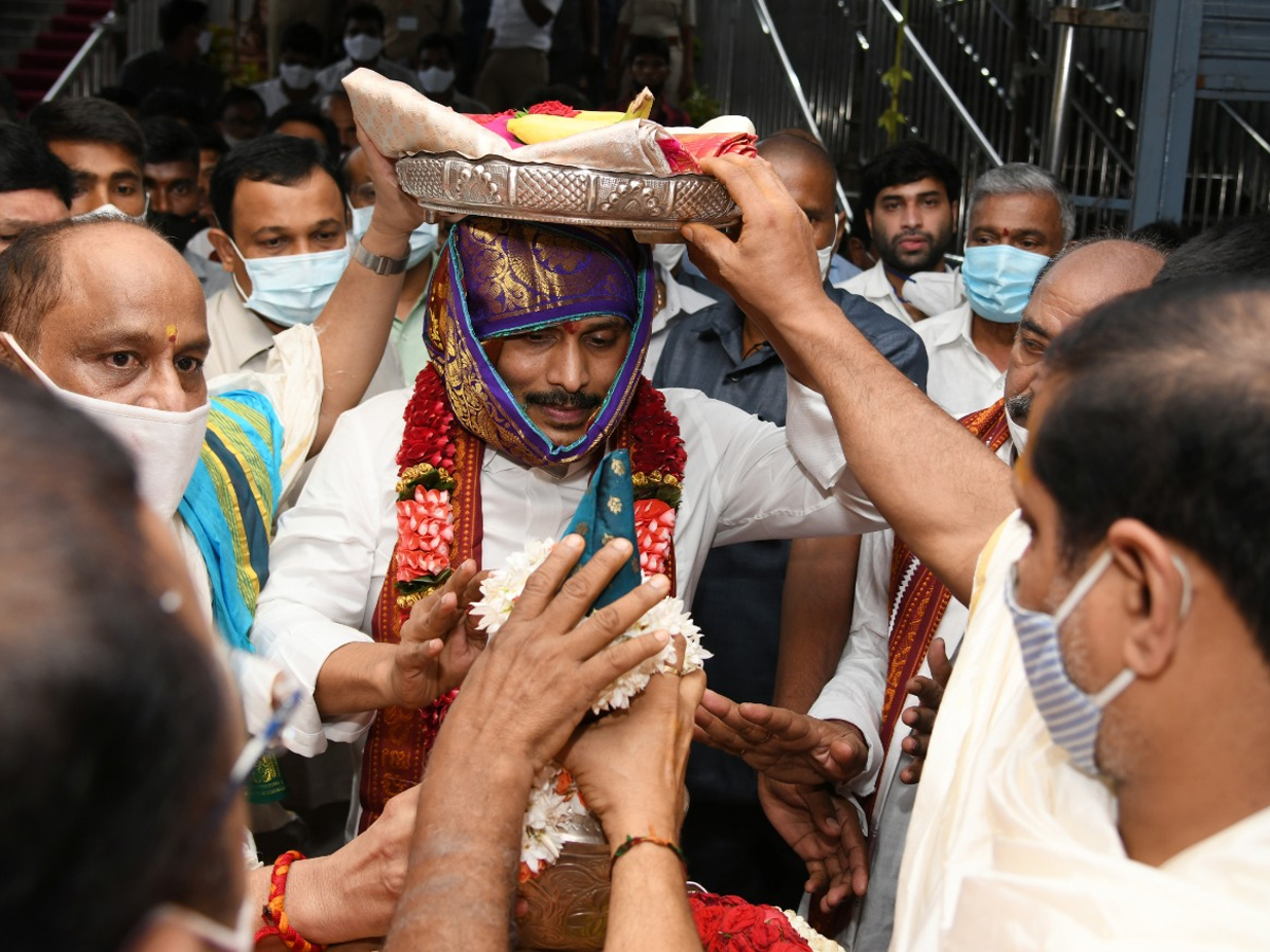 CM YS Jagan offers pattu vastralu to goddess kanaka durga Photo Gallery - Sakshi4