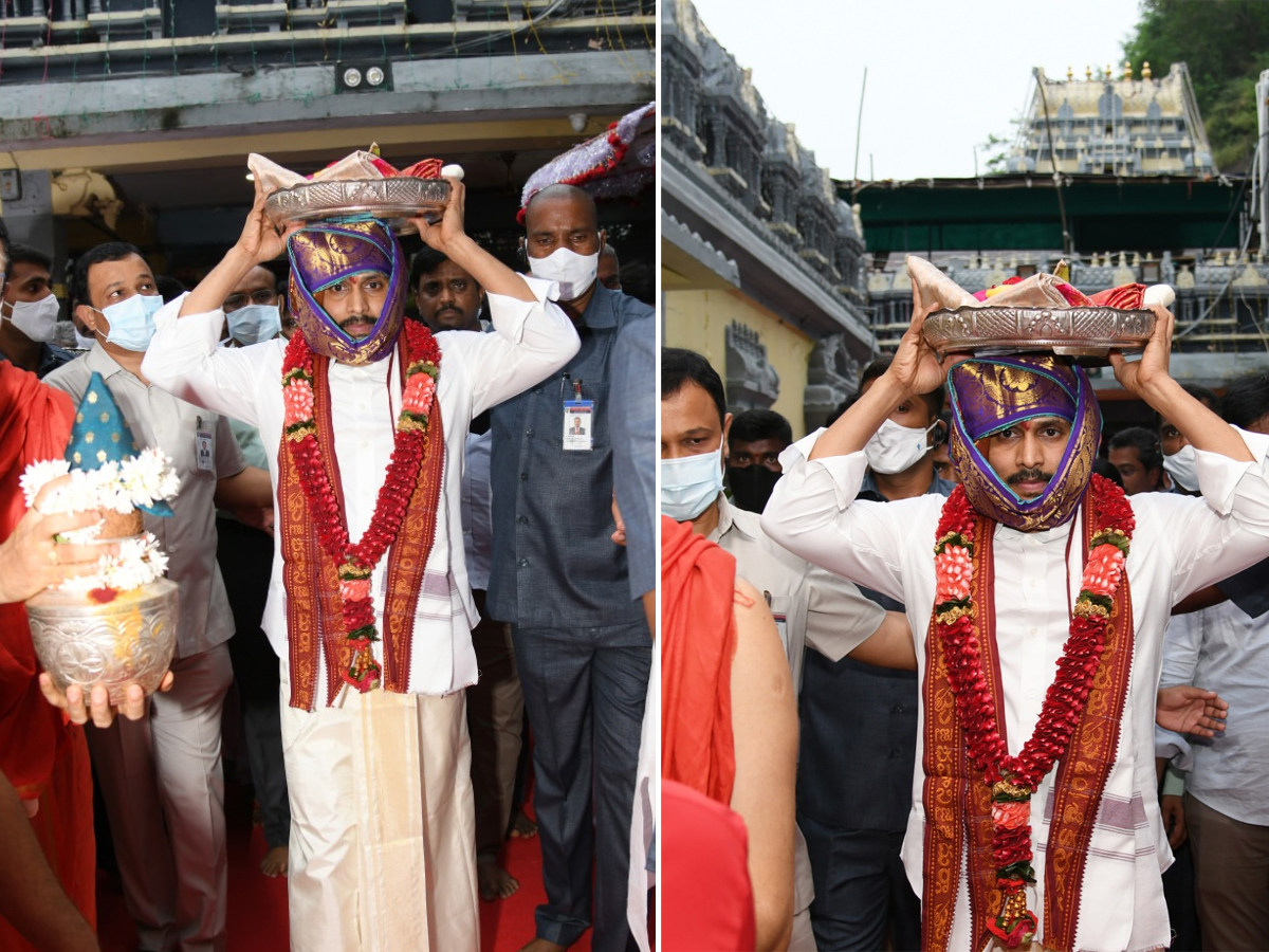 CM YS Jagan offers pattu vastralu to goddess kanaka durga Photo Gallery - Sakshi5