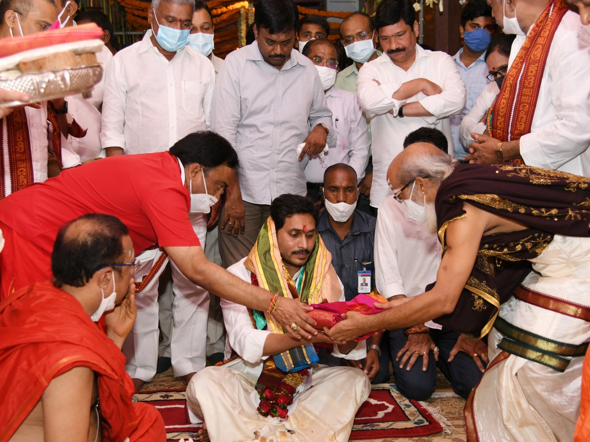 CM YS Jagan offers pattu vastralu to goddess kanaka durga Photo Gallery - Sakshi6