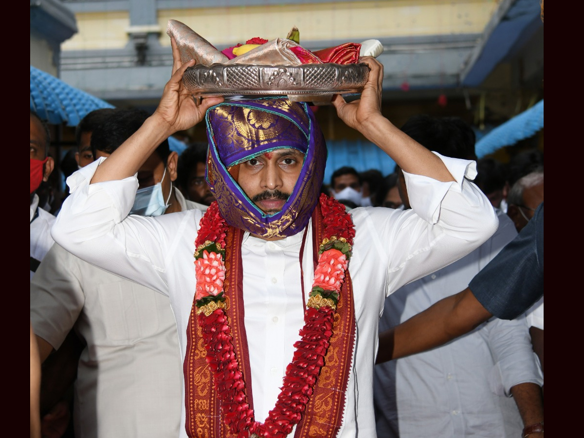 CM YS Jagan offers pattu vastralu to goddess kanaka durga Photo Gallery - Sakshi8