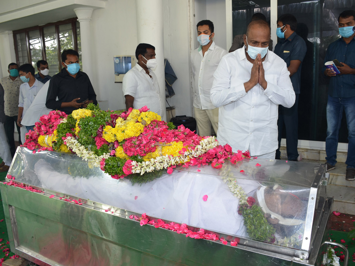 Former Home Minister Nayani Narasimha Reddy Funeral Completed at Maha Prasthanam - Sakshi2