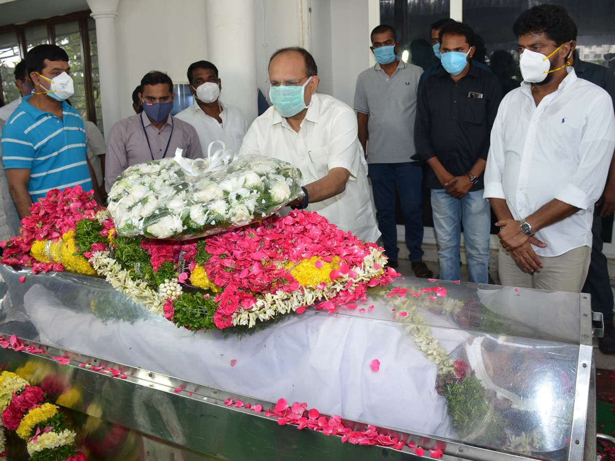 Former Home Minister Nayani Narasimha Reddy Funeral Completed at Maha Prasthanam - Sakshi4