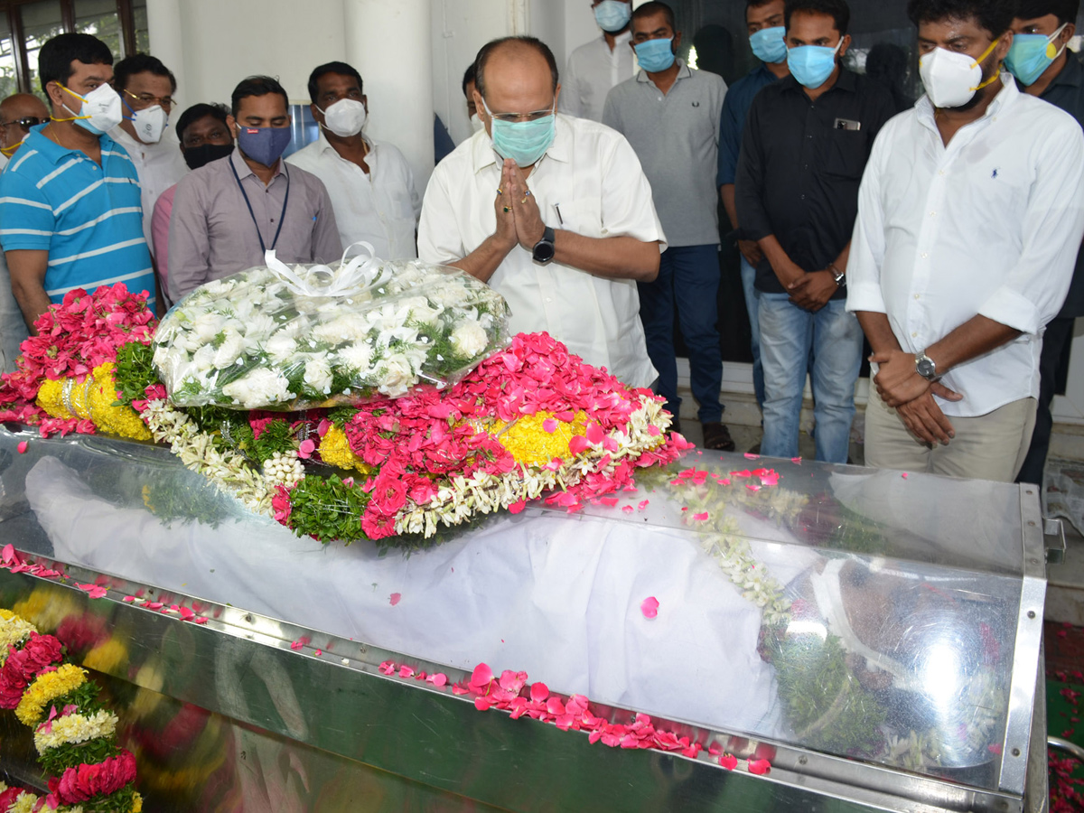 Former Home Minister Nayani Narasimha Reddy Funeral Completed at Maha Prasthanam - Sakshi5