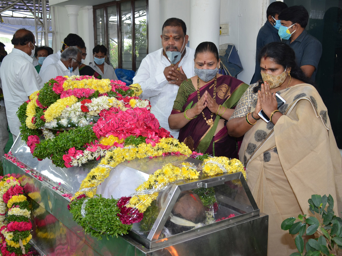 Former Home Minister Nayani Narasimha Reddy Funeral Completed at Maha Prasthanam - Sakshi6