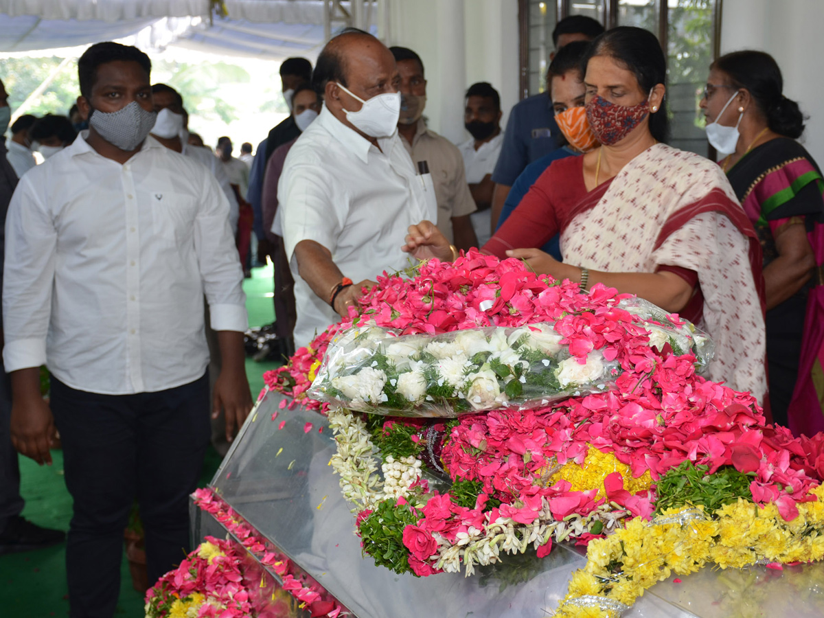 Former Home Minister Nayani Narasimha Reddy Funeral Completed at Maha Prasthanam - Sakshi1