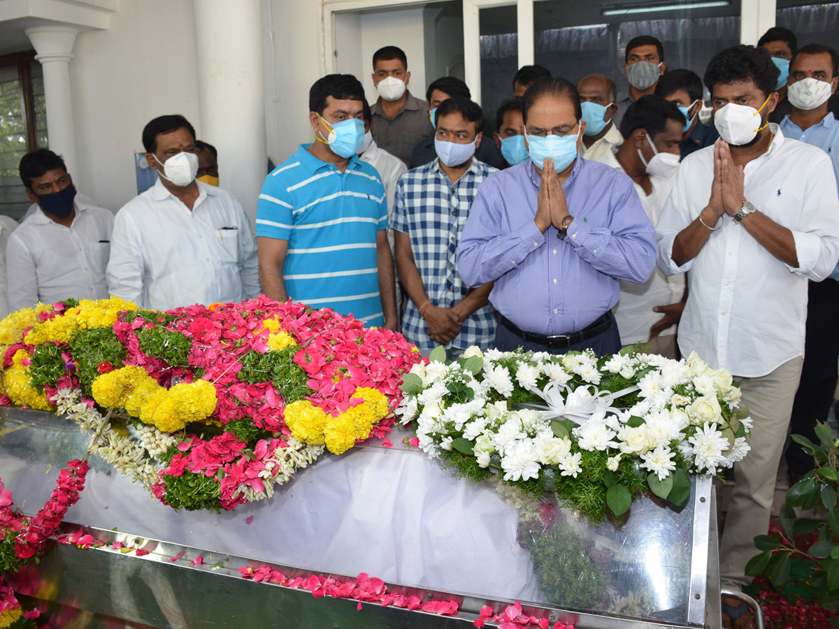 Former Home Minister Nayani Narasimha Reddy Funeral Completed at Maha Prasthanam - Sakshi10