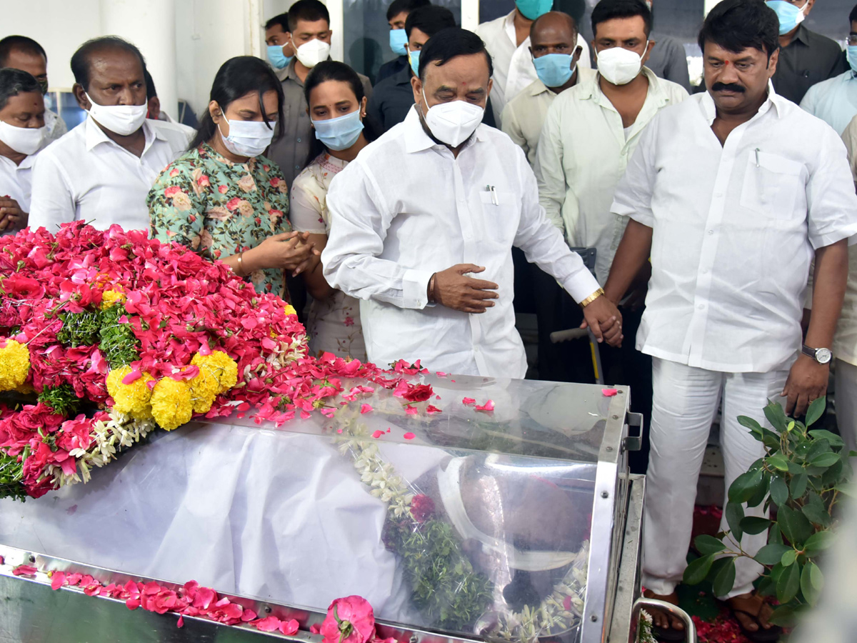 Former Home Minister Nayani Narasimha Reddy Funeral Completed at Maha Prasthanam - Sakshi13