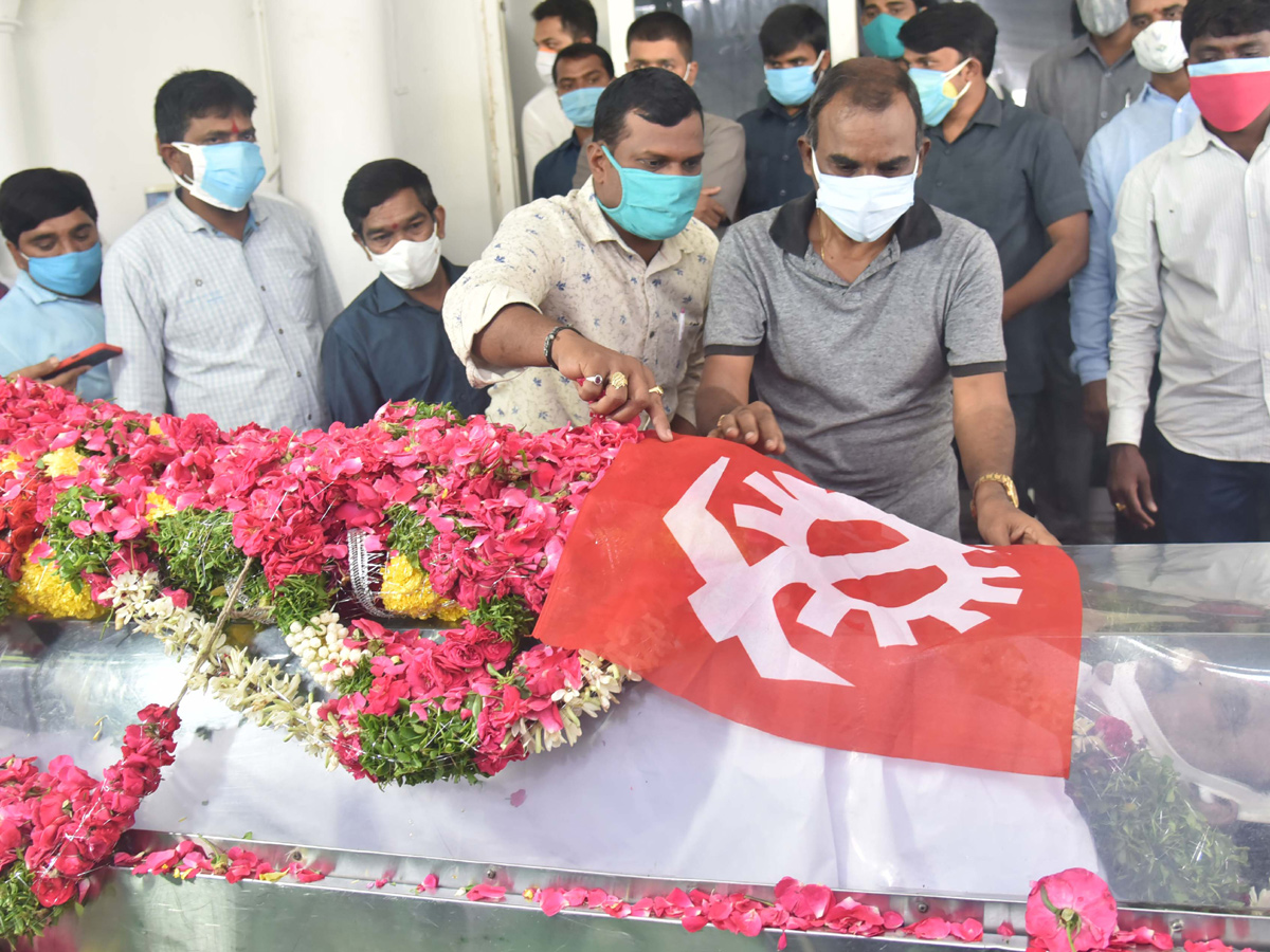 Former Home Minister Nayani Narasimha Reddy Funeral Completed at Maha Prasthanam - Sakshi14