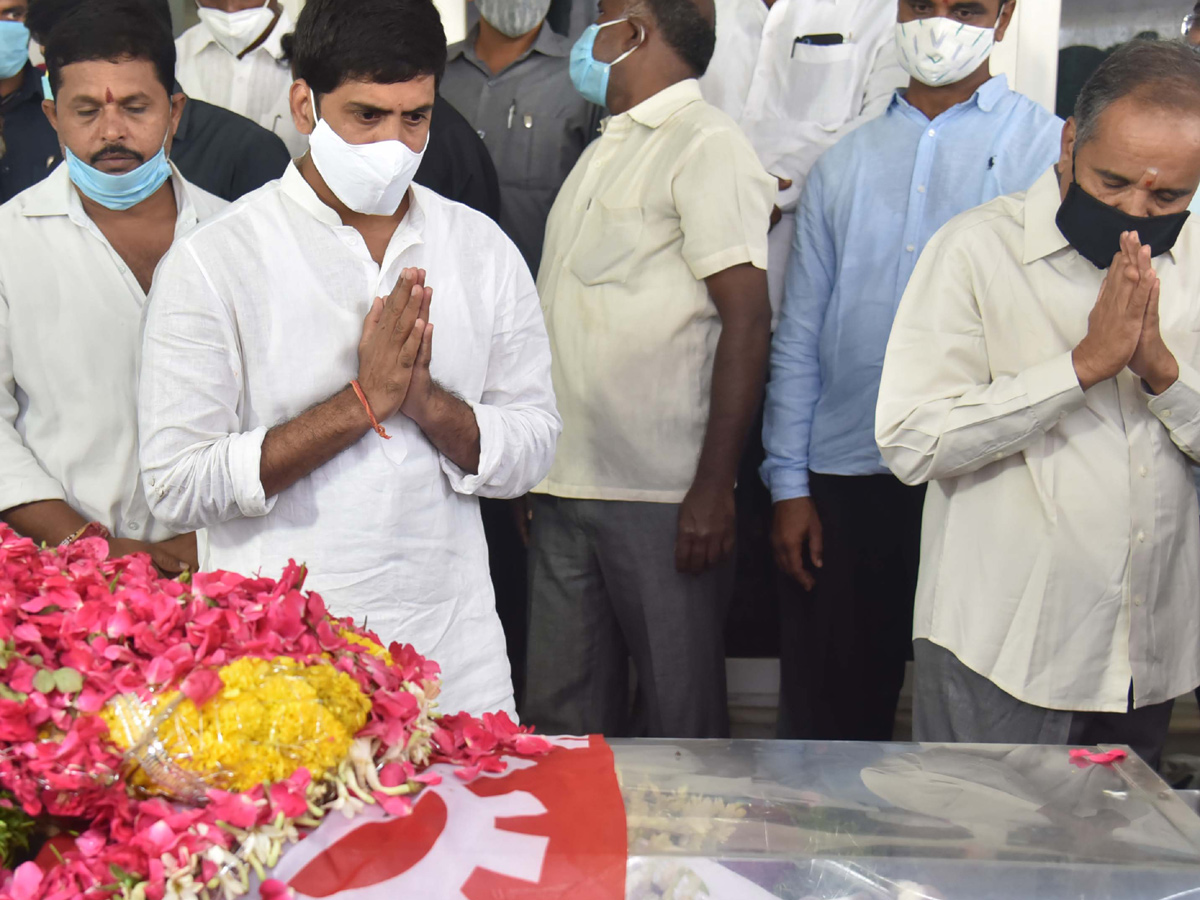 Former Home Minister Nayani Narasimha Reddy Funeral Completed at Maha Prasthanam - Sakshi17