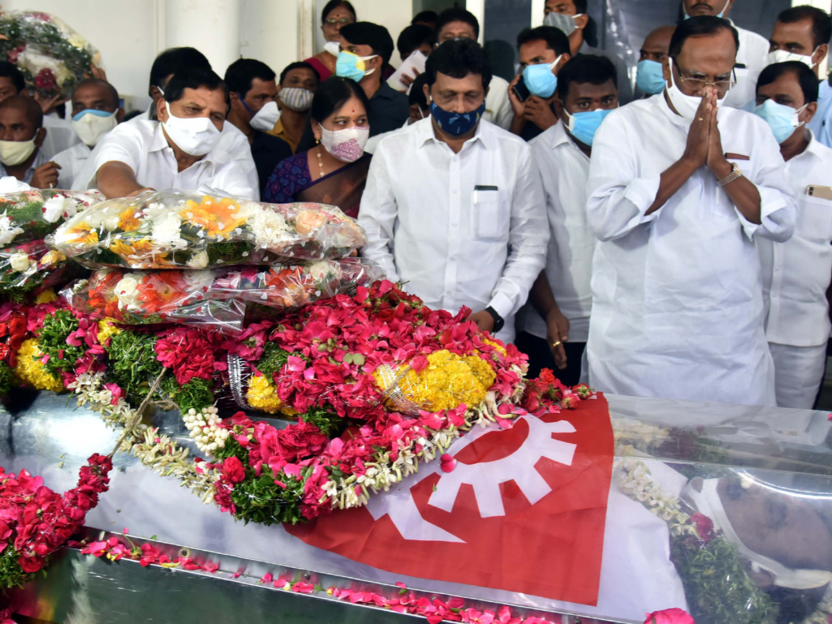 Former Home Minister Nayani Narasimha Reddy Funeral Completed at Maha Prasthanam - Sakshi19