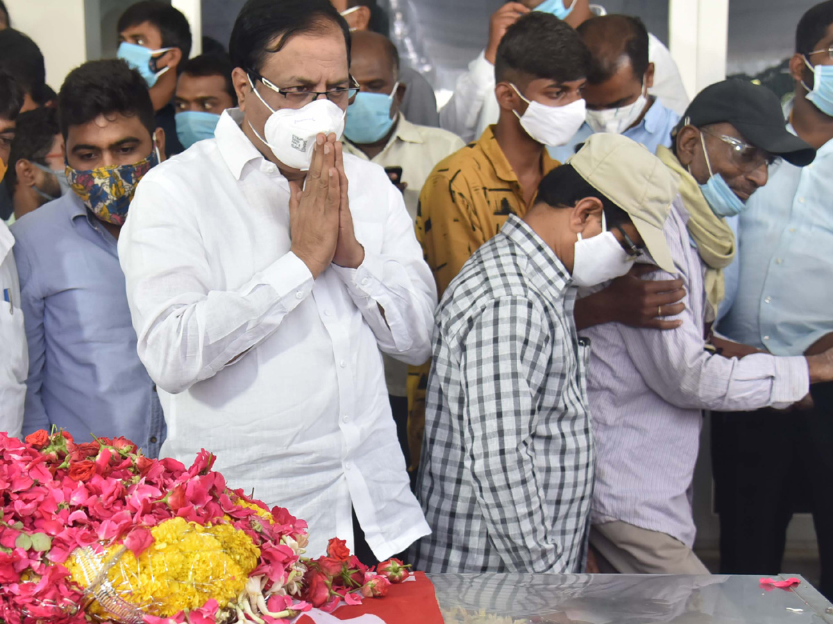 Former Home Minister Nayani Narasimha Reddy Funeral Completed at Maha Prasthanam - Sakshi20