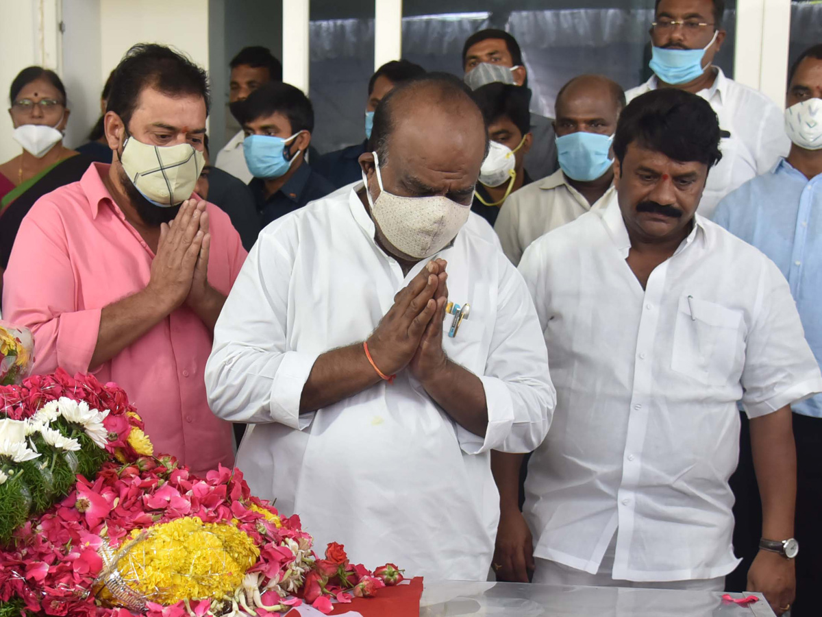 Former Home Minister Nayani Narasimha Reddy Funeral Completed at Maha Prasthanam - Sakshi22