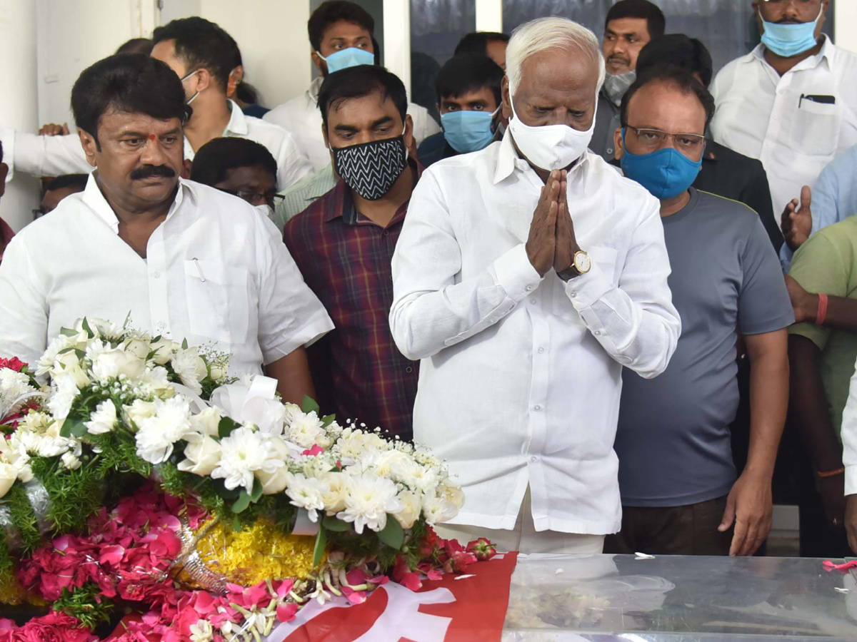 Former Home Minister Nayani Narasimha Reddy Funeral Completed at Maha Prasthanam - Sakshi23