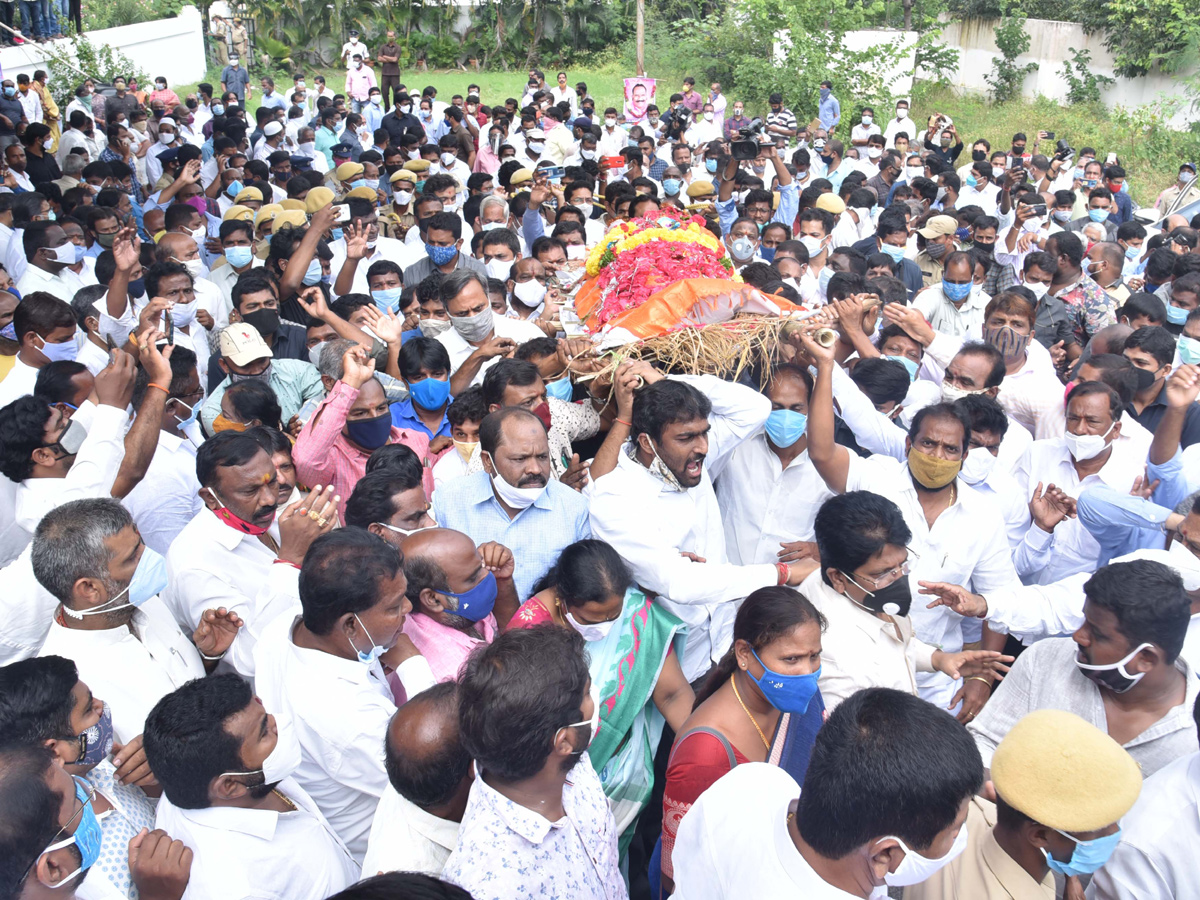 Former Home Minister Nayani Narasimha Reddy Funeral Completed at Maha Prasthanam - Sakshi32