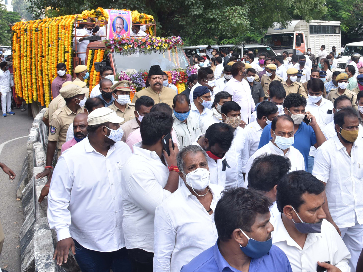 Former Home Minister Nayani Narasimha Reddy Funeral Completed at Maha Prasthanam - Sakshi35