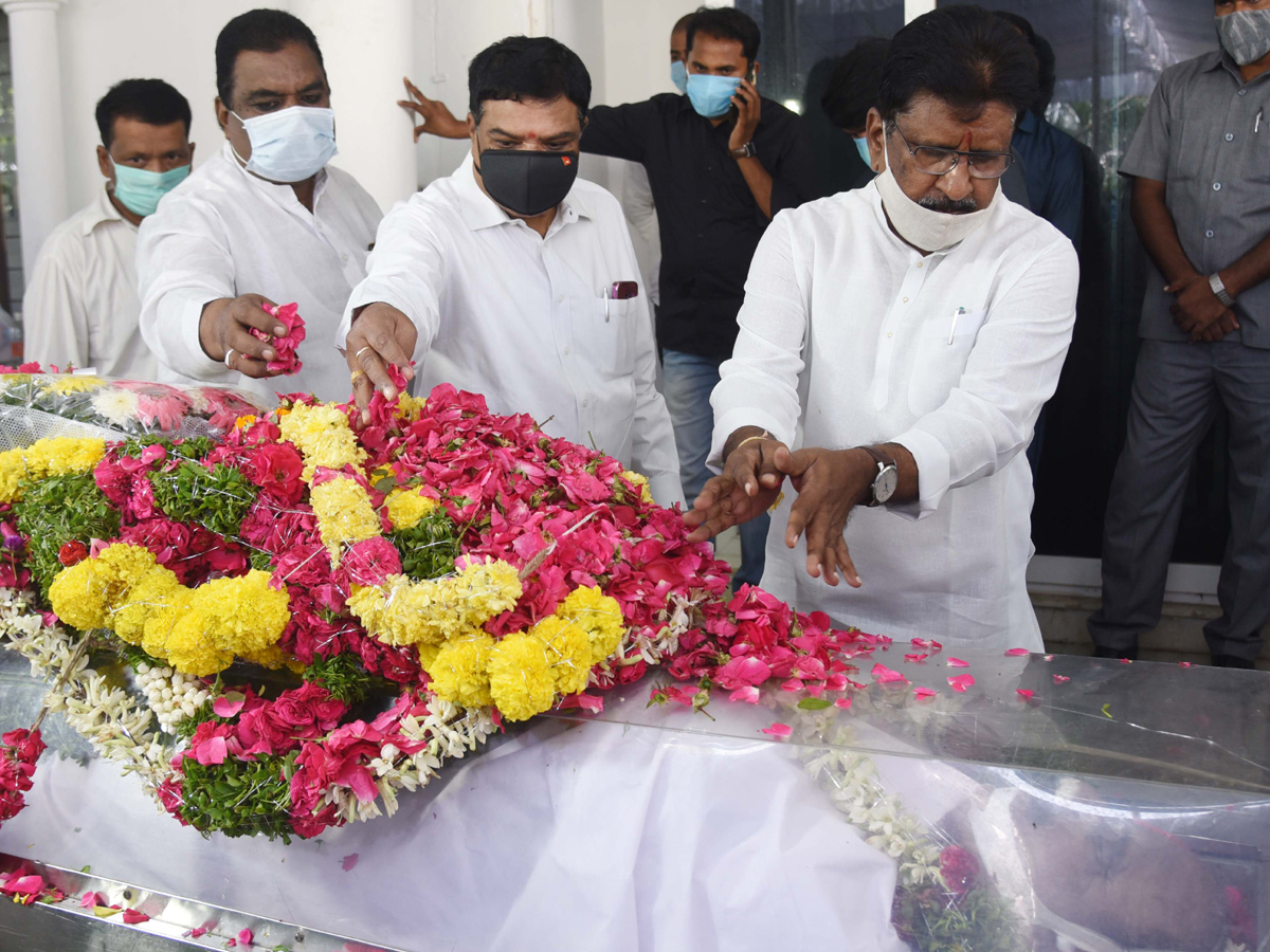 Former Home Minister Nayani Narasimha Reddy Funeral Completed at Maha Prasthanam - Sakshi36