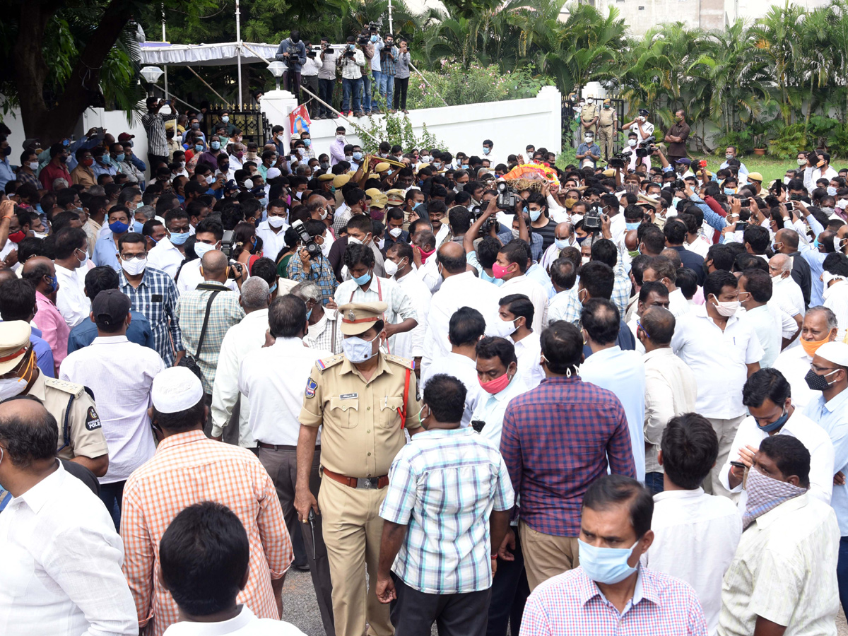 Former Home Minister Nayani Narasimha Reddy Funeral Completed at Maha Prasthanam - Sakshi37