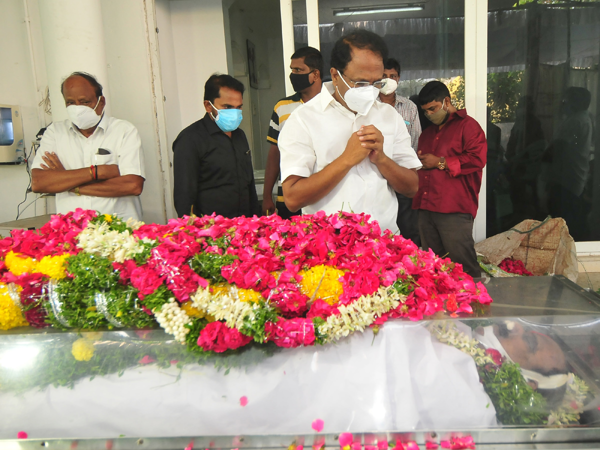 Former Home Minister Nayani Narasimha Reddy Funeral Completed at Maha Prasthanam - Sakshi40