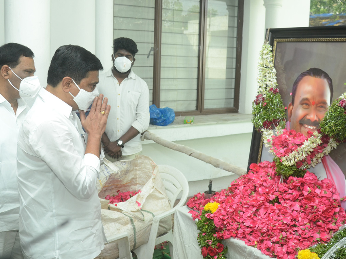 Former Home Minister Nayani Narasimha Reddy Funeral Completed at Maha Prasthanam - Sakshi42