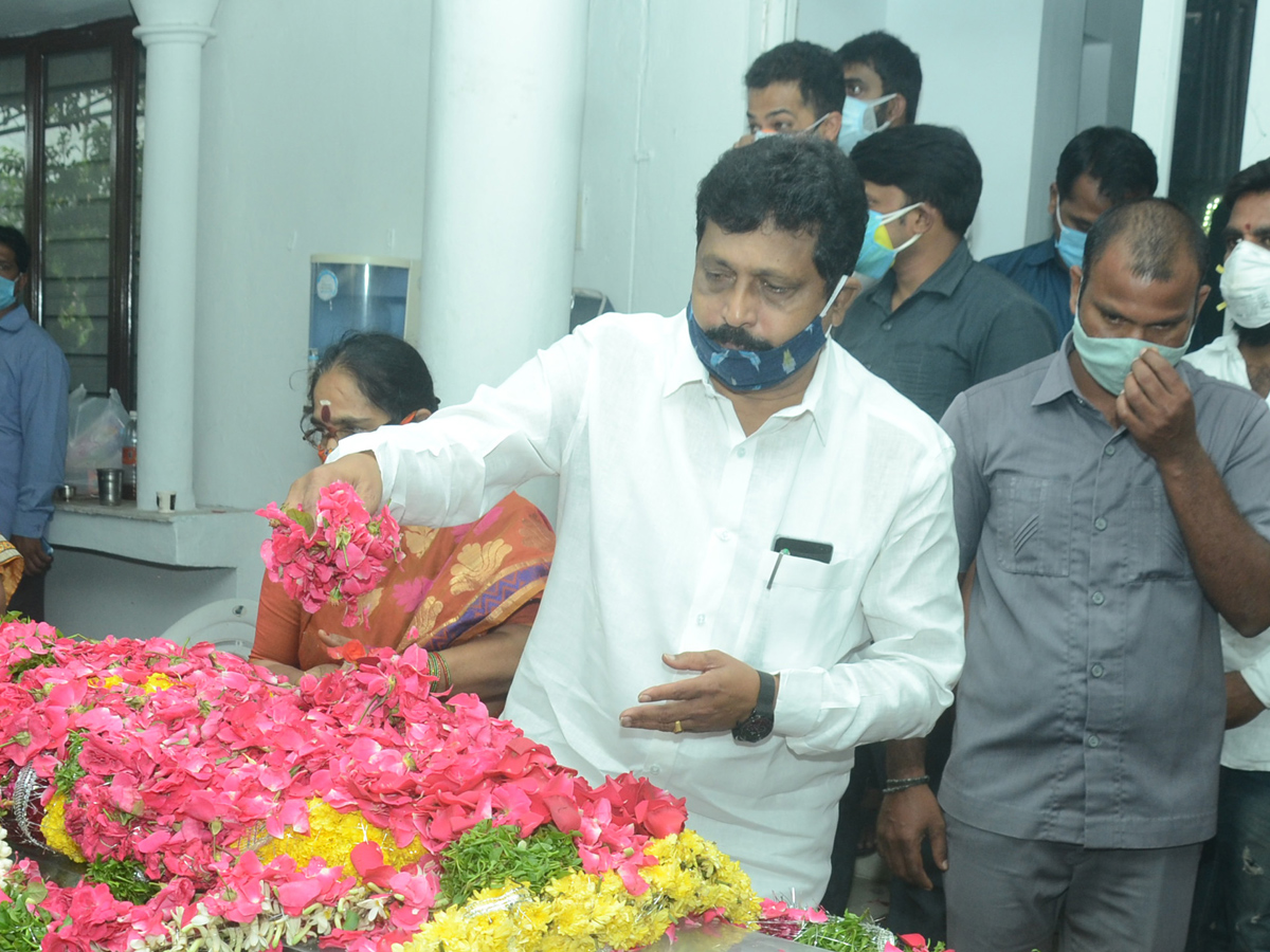 Former Home Minister Nayani Narasimha Reddy Funeral Completed at Maha Prasthanam - Sakshi43