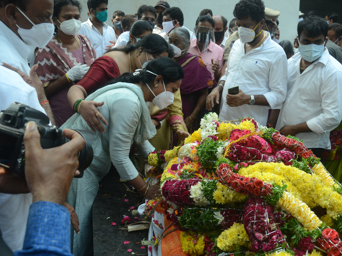 Former Home Minister Nayani Narasimha Reddy Funeral Completed at Maha Prasthanam - Sakshi44