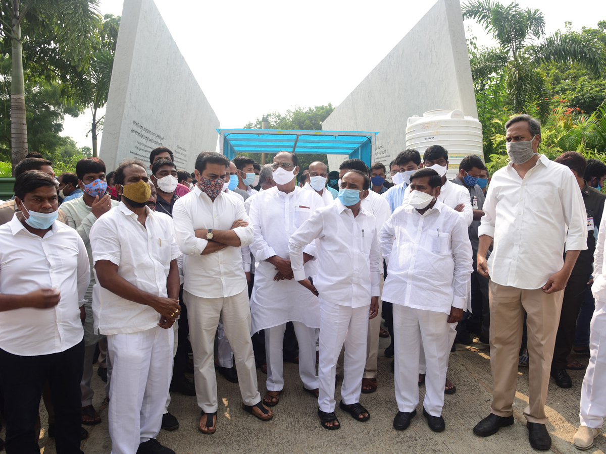 Former Home Minister Nayani Narasimha Reddy Funeral Completed at Maha Prasthanam - Sakshi47