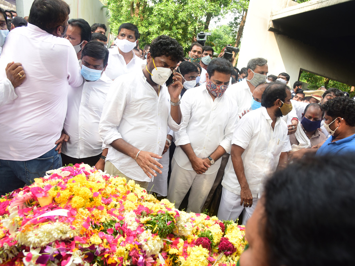 Former Home Minister Nayani Narasimha Reddy Funeral Completed at Maha Prasthanam - Sakshi48