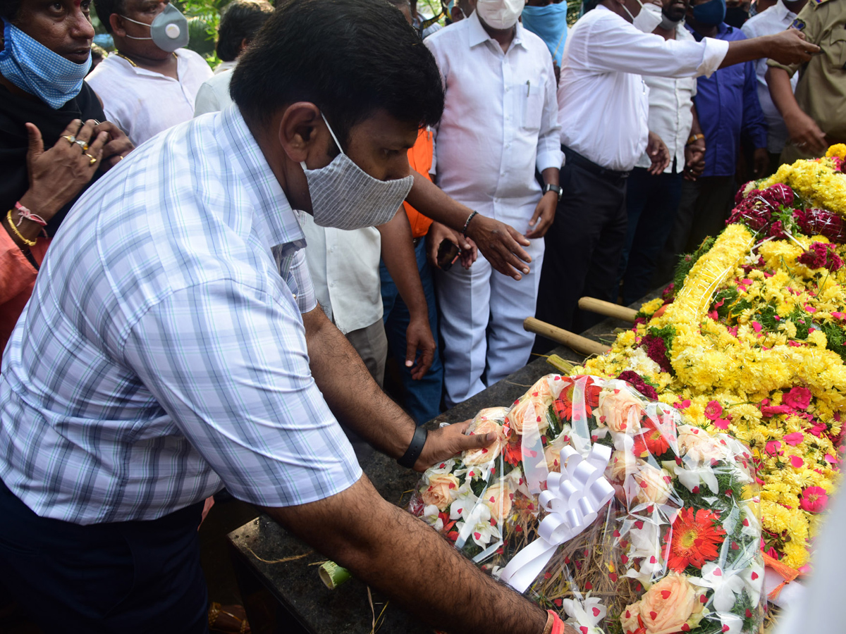 Former Home Minister Nayani Narasimha Reddy Funeral Completed at Maha Prasthanam - Sakshi49